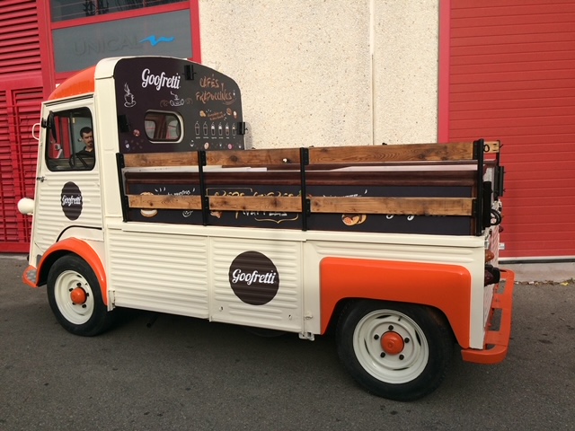 Food truck Citroën HY vintage Goofretti con wrapping naranja y crema, logo circular y panel de menú de cafés y frappuccinos