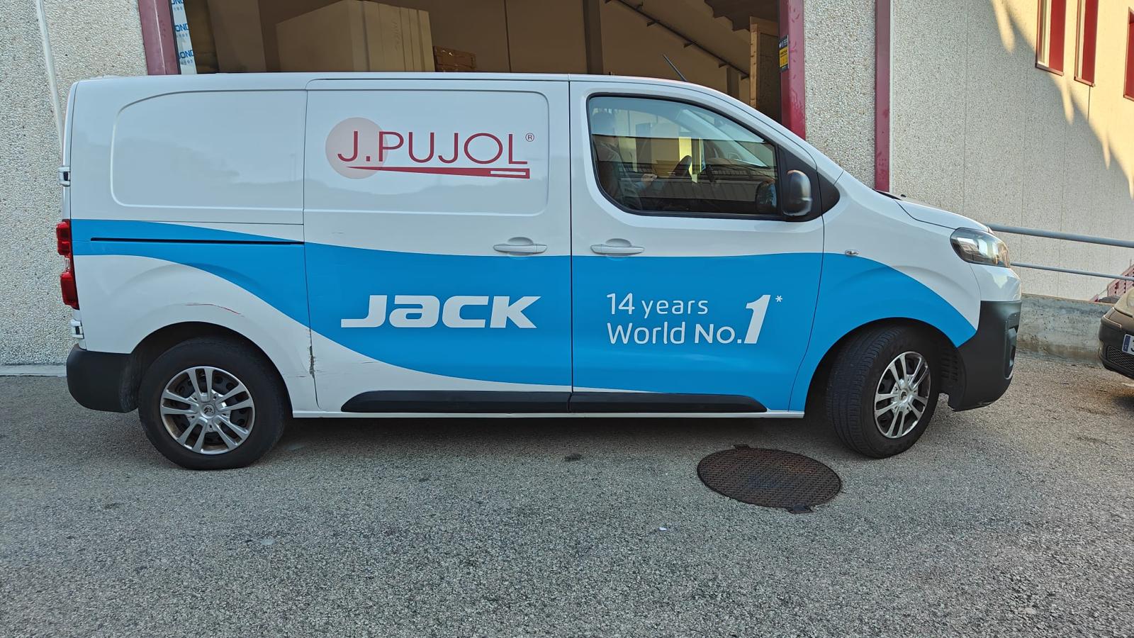Furgoneta J.Pujol con wrapping corporativo azul y blanco y branding JACK 14 years World No.1