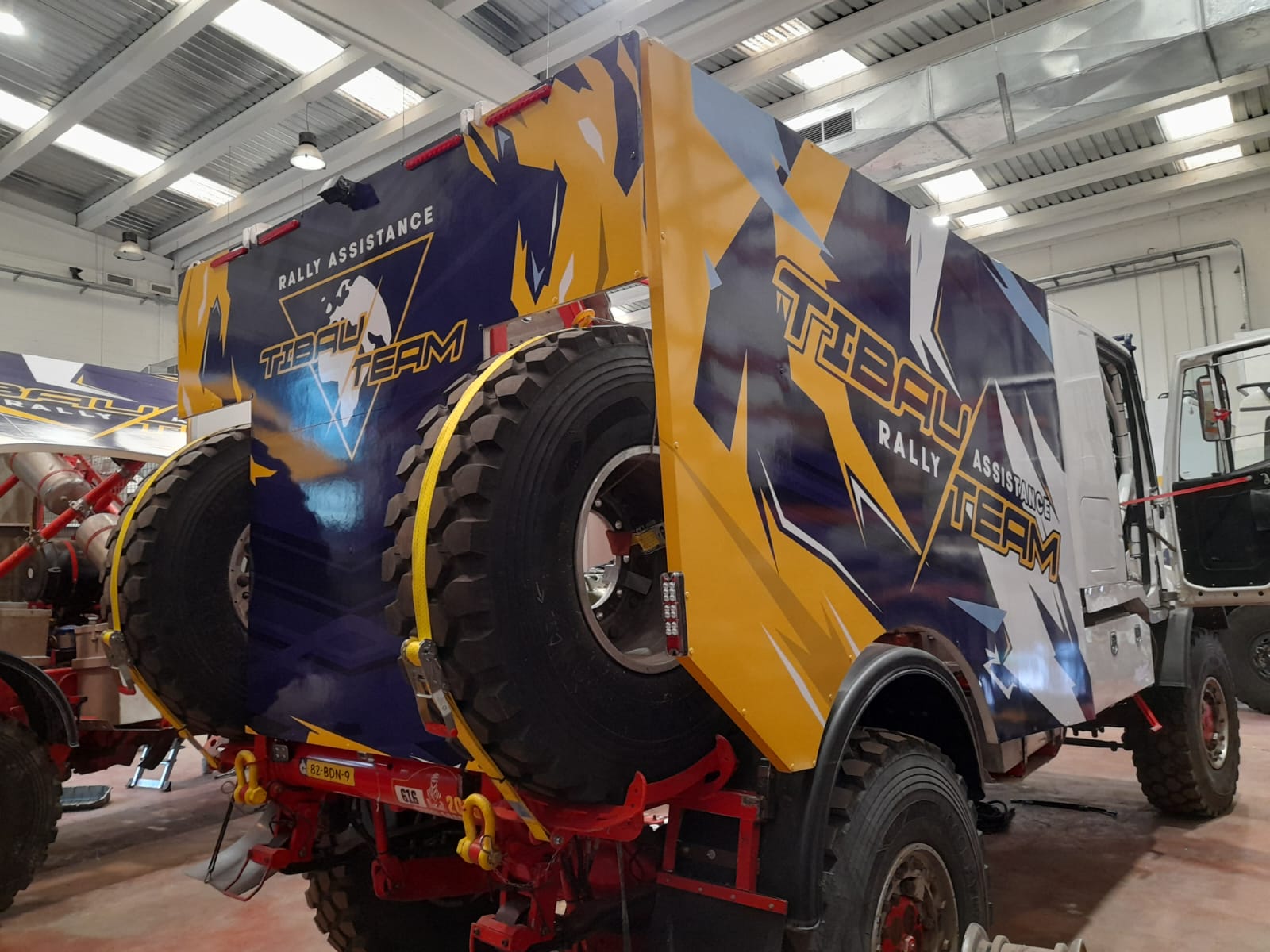 Camión Tibau Rally Team rotulado por Unical Graphic para el Dakar 2026